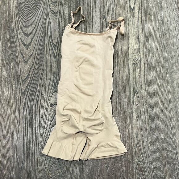 NWOT Skims Everyday Sculpt Mid Thigh Bodysuit Shapewear Scoop Neck Cream Size M - Picture 2 of 3